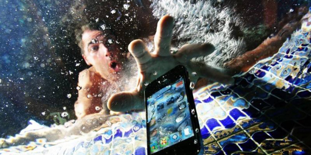 Что делать, если ваш телефон упал в воду